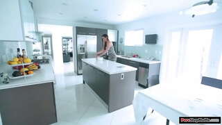 Small tits stepmom còcairean air am is a h-aodach fàs salach.I bheir e dheth gu glan e agus stepson gets a boner.I bheir e handjob agus bj agus tha fucked