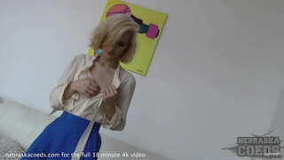 Gadis cantik berambut perang memberikan ultra panas jalur mengusik objek aneh botol sisipan kreatif lucah