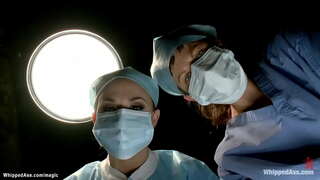 Подјармат и gagged во медицински стол бринета лезбејка пациентот Касандра Nix е доминирана од страна на лекар во латекс Chanel Preston, тогаш spanked во прекин