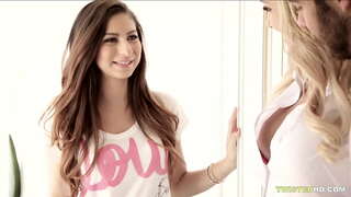 Tidak bersalah pengasuh mendapat threesomed