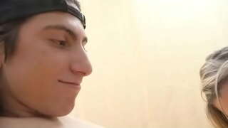 Muda dude mendapat yang terbaik dalam kerongkong dari rambut IBU