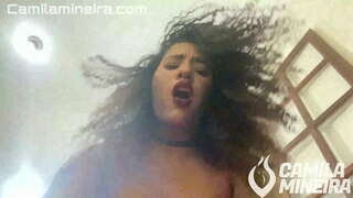 Cavalcando il suo cazzo grosso per guadagnare un sacco grande nella sua figa rasata