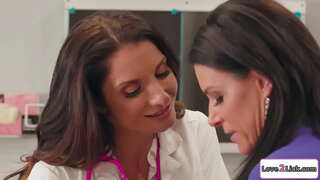 Busty sestra svede milf učitelka a olizuje jí oholil kočička.Bruneta saje její velká prsa, a pak olizuje a masturbuje její kundu.Pak se 69