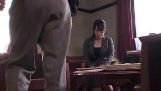 Räizendem japanescher Büro Engel bitt en blow-job zu Hirem chef virun Benetzung Hir Slip an empfaange vum hugh creampie