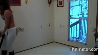 Exhibitionist wiping नग्न साठी सफाई, कोण skirted!