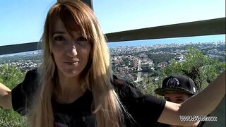 Me zë të lartë kuqo milf afërsisht shpuara për prapanicën e saj në publik