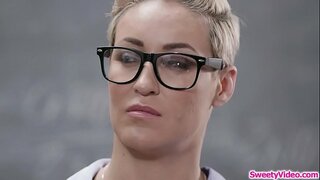 Teen babe jíst její instruktoři kunda po hodině