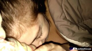 Wachte hie säin Stieftochter saugen säi Schwanz, an hie wollt sech net beschweren.