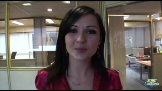 Gamay nga buhok nagtanyag sa iyang asno uban sa kalipay