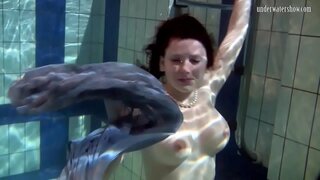 Úszás bébi Katka csík le a medencében