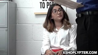 Kelly il-mara fuq il-quċċata tal-uffiċċju tal-mejda