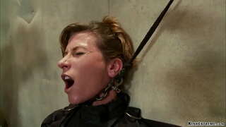 Připoután bruneta máma jsem rád šoustat otrok, Ariel X je připnul na svítící tabulku, pak připoután dostane anální prdeli s dildo na hůl v rukou mistra Orlando