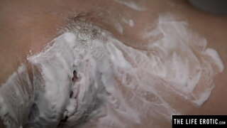 Vidět její velká prsa pohupovat, jak se holí její chlupatý kočička a masturbuje