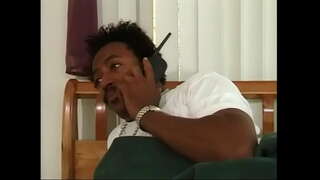 Sexy black ferch gyda gwallt coch a boobs mawr yn rhoi BJ wedyn yn cael ei cunt llenwi gyda dick du o dan do